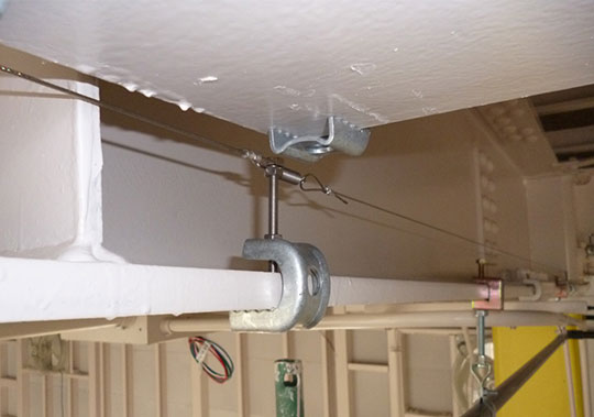 天井配管パイプ部分に防鳥ワイヤー設置